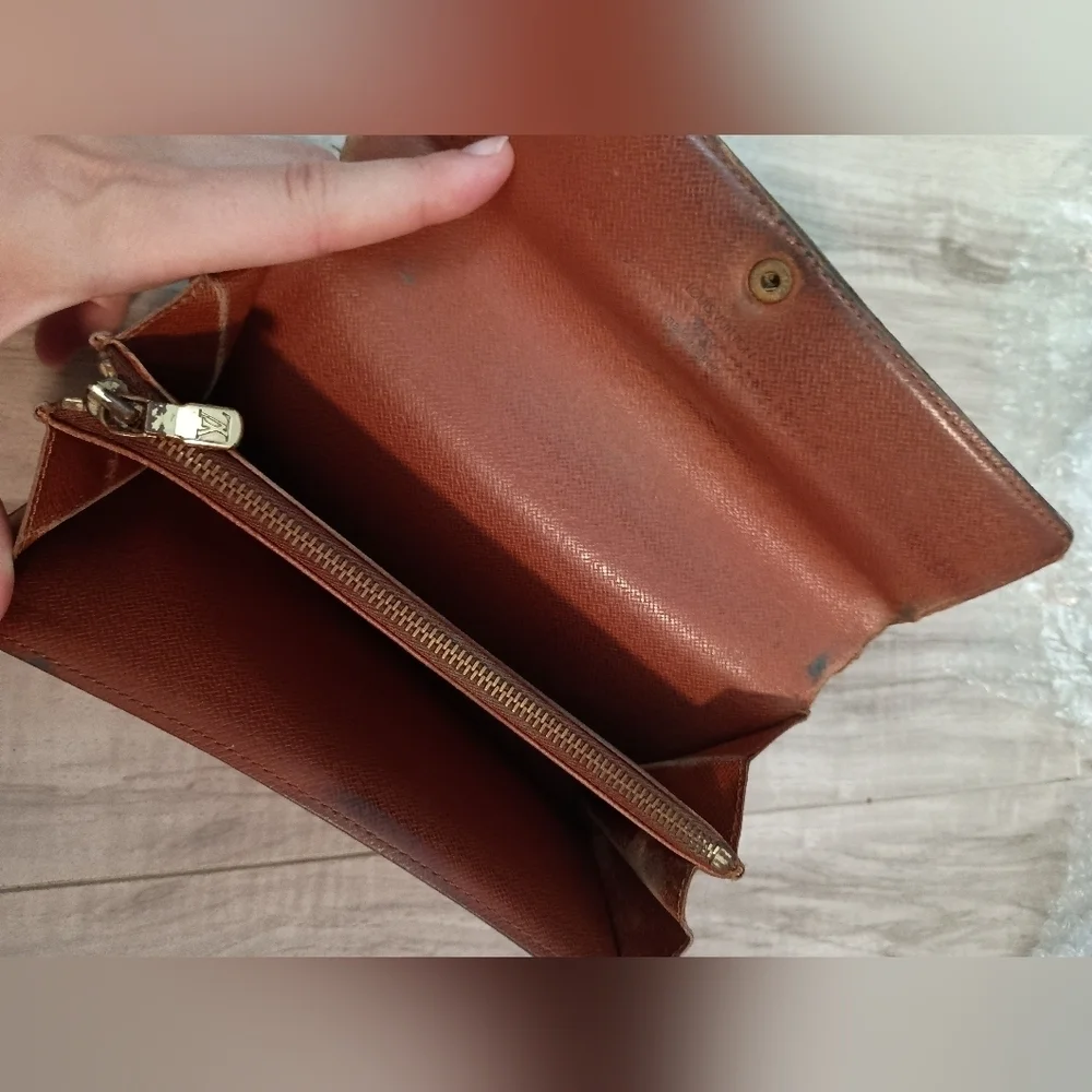 Authentic Louis Vuitton Monogram Sarah Wallet